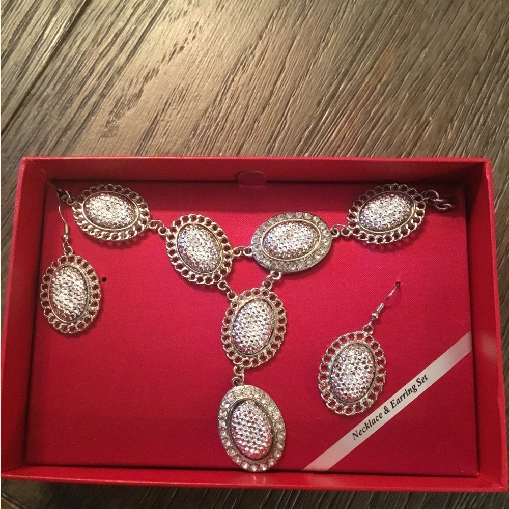 Vintage Chic Silver Necklace and Earring Set - Picture 2 of 4
